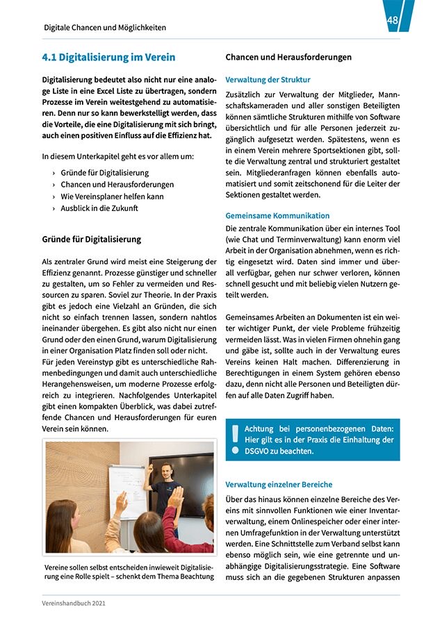 Seite aus einem Vereins-Handbuch mit Texten über Digitalisierung im Verein, Chancen, Herausforderungen und Gründe, ergänzt durch ein Bild von einer Person, die vor einer Gruppe mit einem Flipchart spricht.
