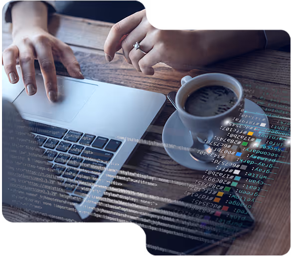 Person tippt auf einem Laptop neben einer Tasse Kaffee, überlagert von Programmiercodes.