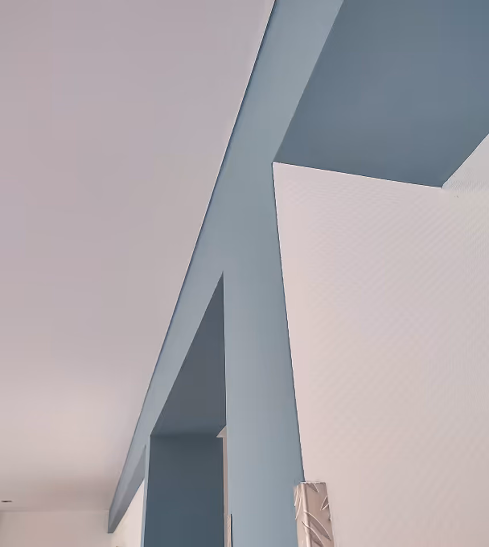 Gesunde Wand- und Deckengestaltung mit mineralischen Farben in Blau und Grau