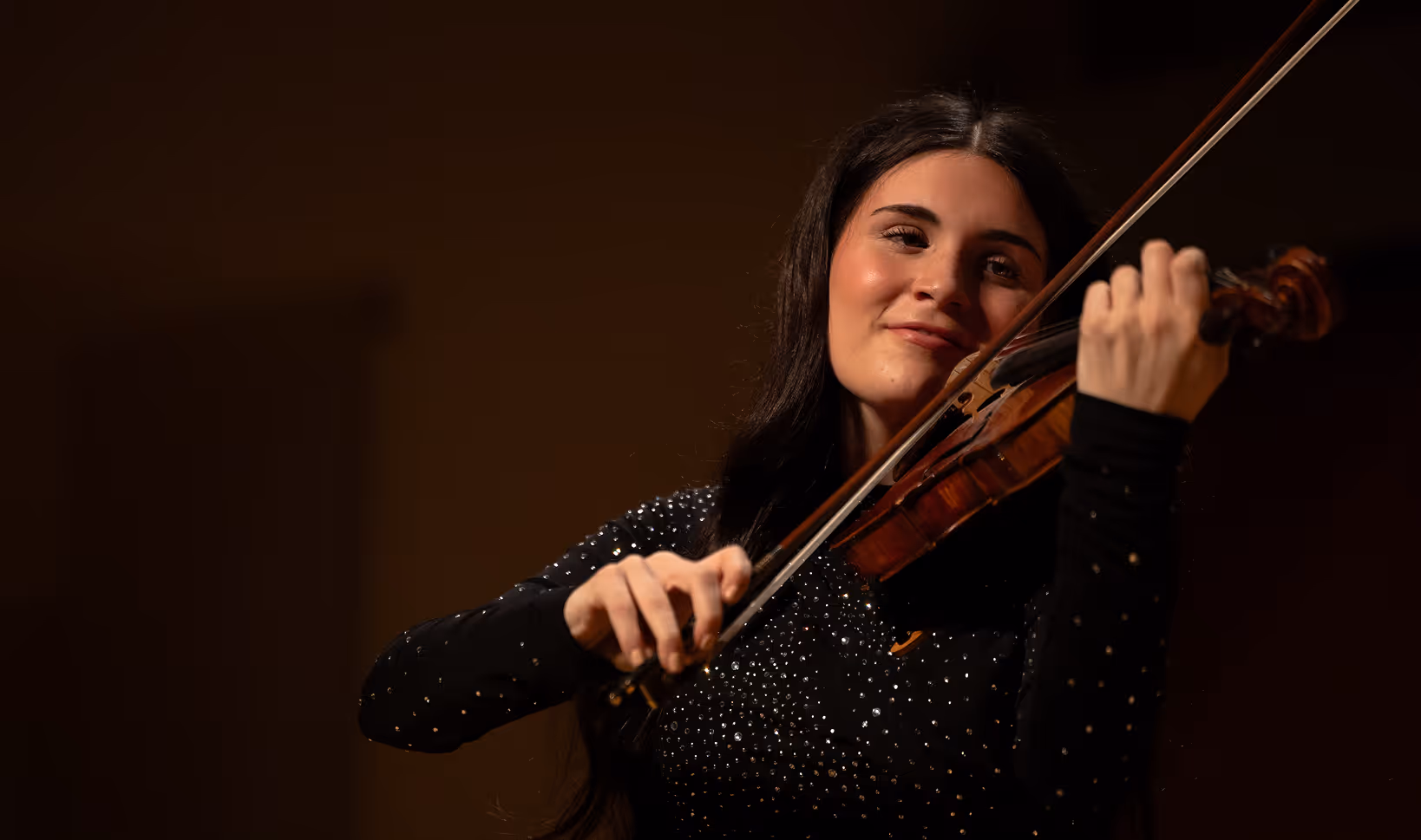 Nesya Fertel on stage playing the violin