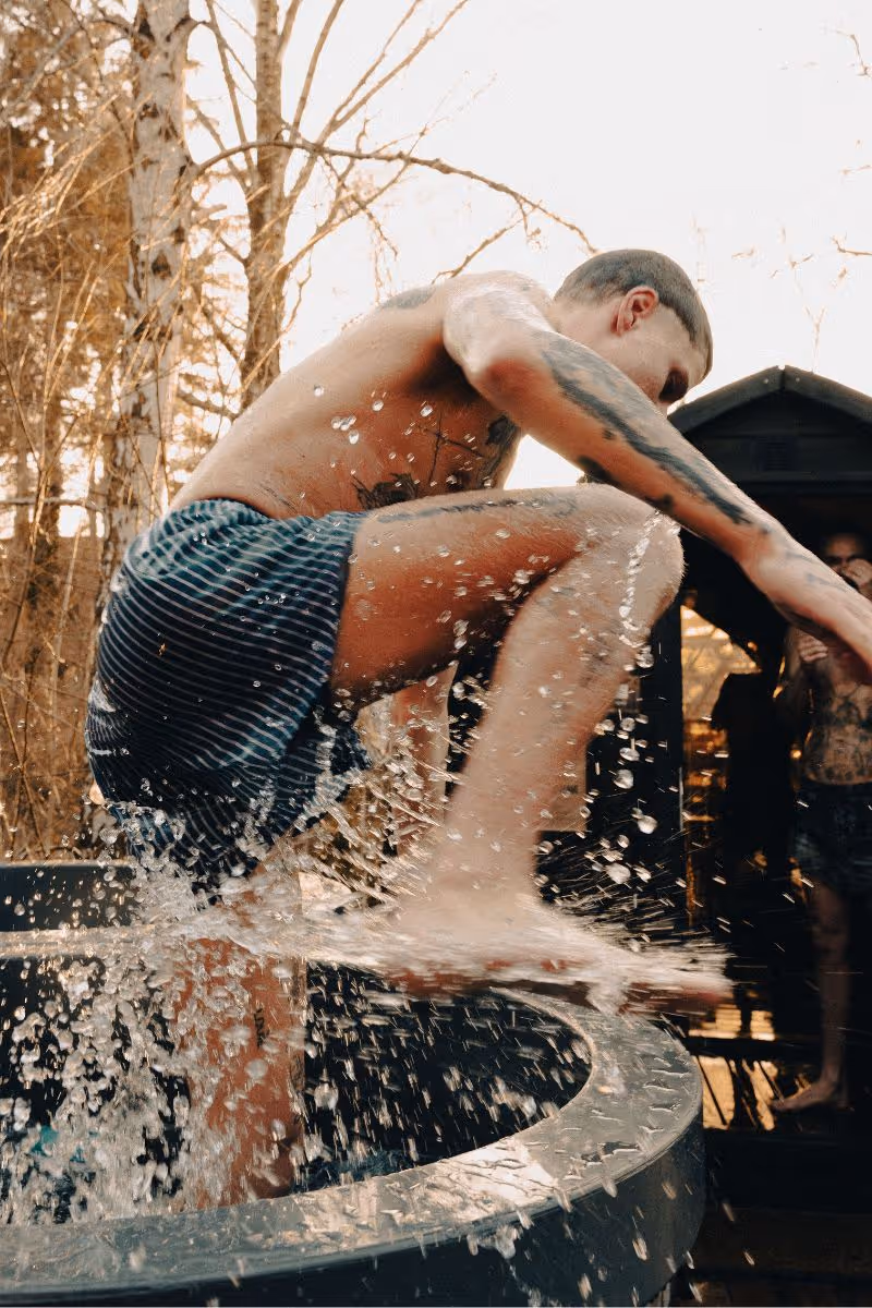 Kynd Sauna saunagus wellness session with essential oils, steam, and Nordic heat therapy.