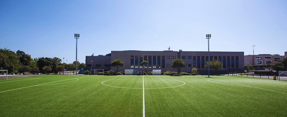 CLIP - Oporto International School next to an artificial turf soccer field on a sunny day