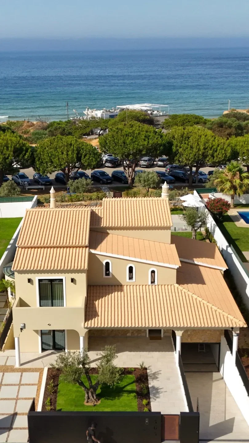 Villa Gale Vertical development overlooking the Portuguese coastline and swimming pool.