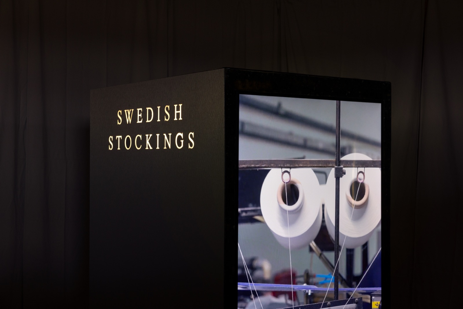 Varuautomaten för Swedish Stockings med belyst logotyp och digital signage
