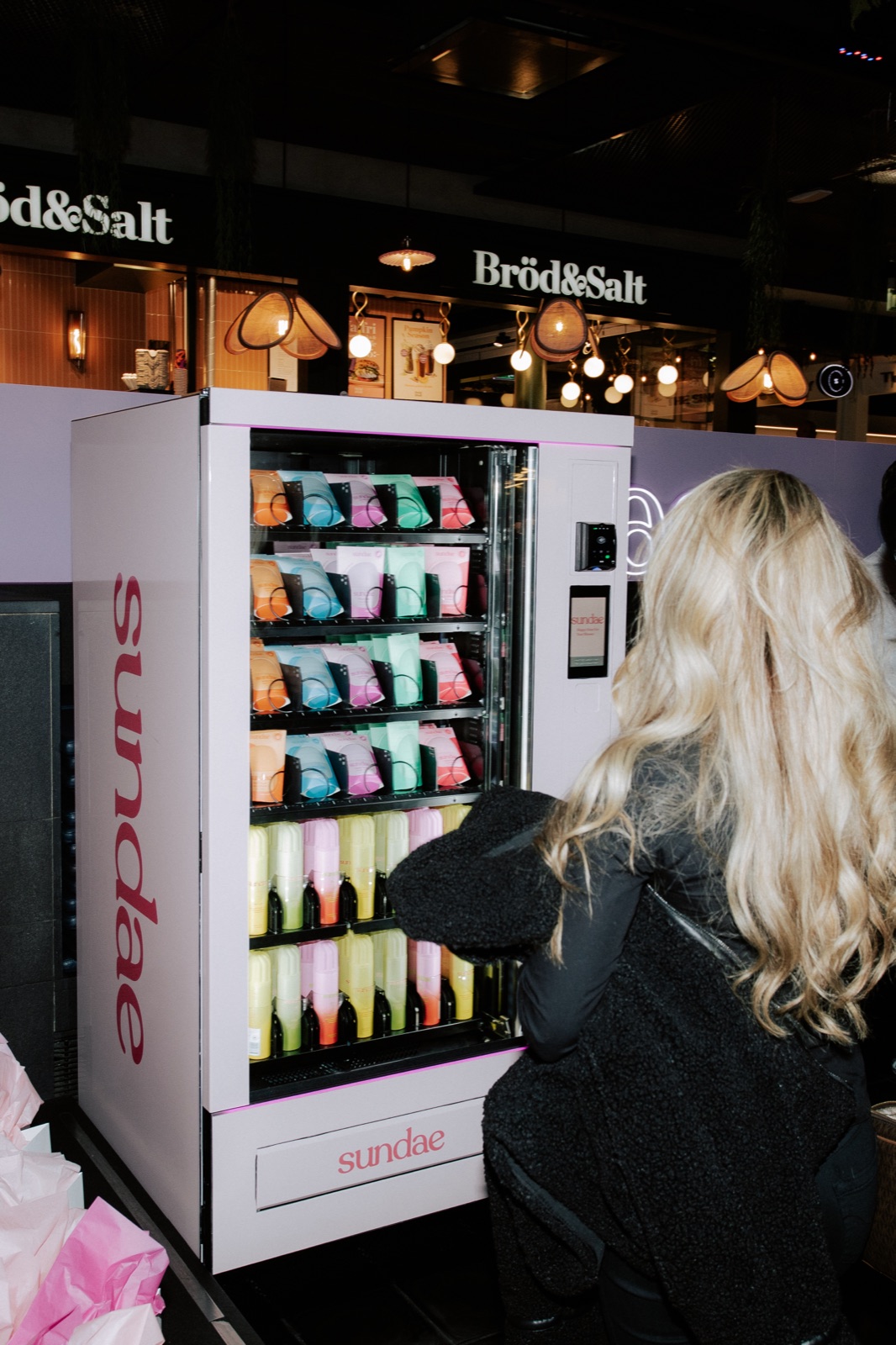 En besökare handlar ur den rosa Sundae-automaten