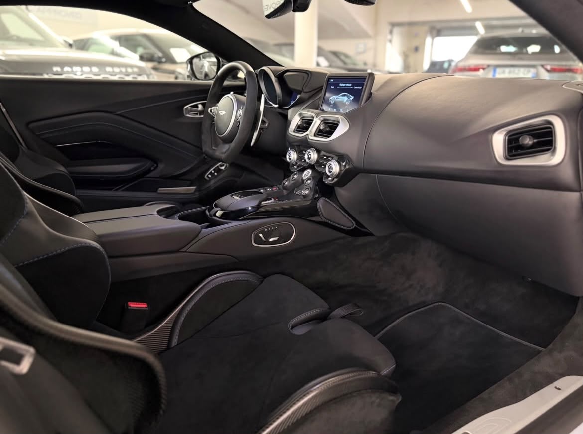 Aston Martin V12 Vantage — 3