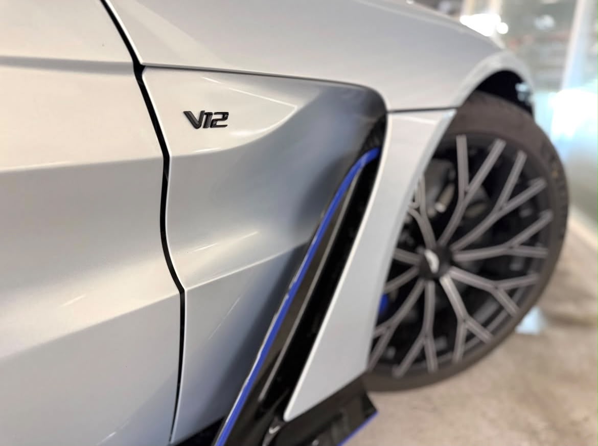 Aston Martin V12 Vantage — 1