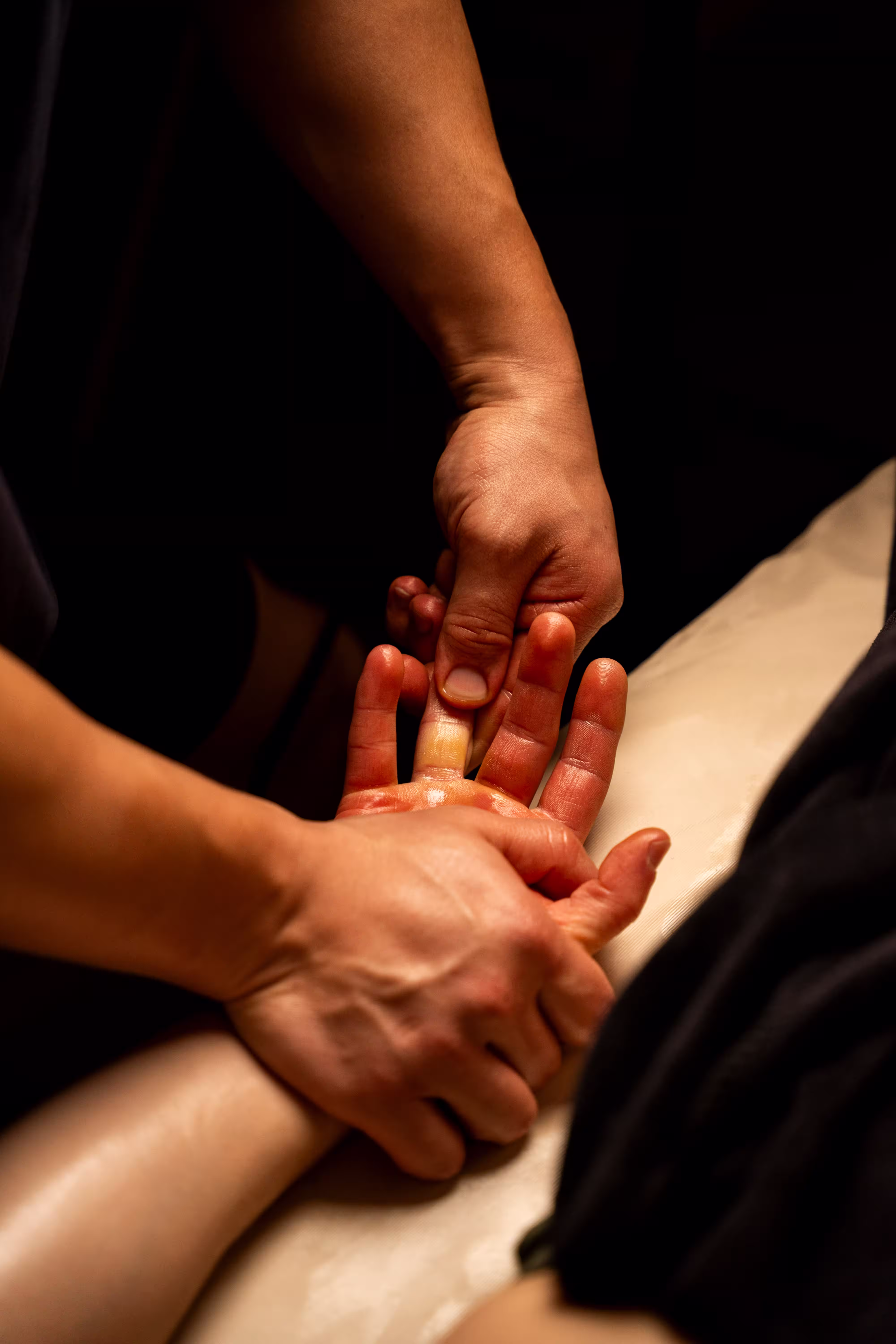 Massage enveloppant des épaules et du dos avec huile chaude