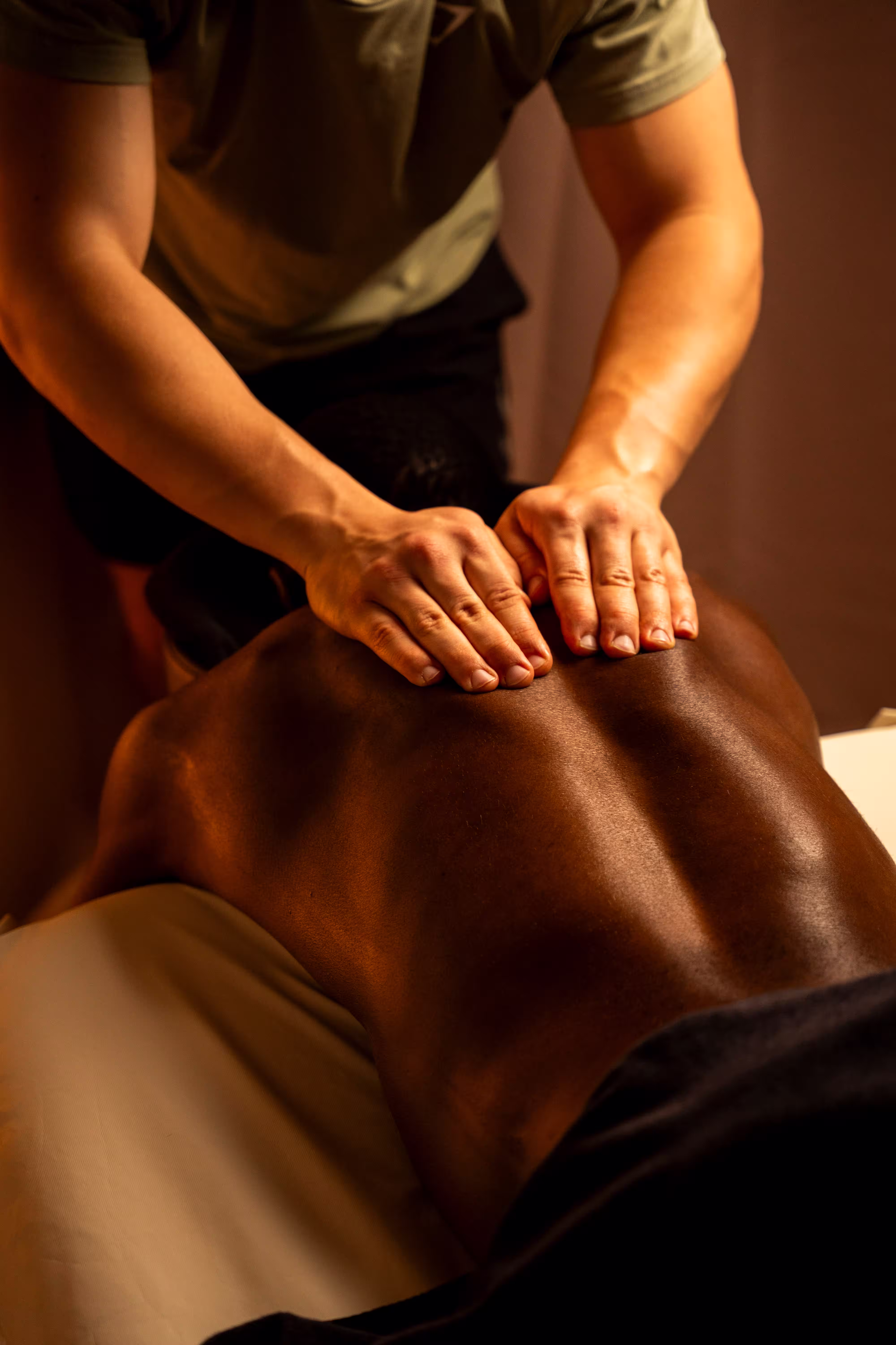 Travail en profondeur sur les muscles du dos lors d'un massage deep tissue