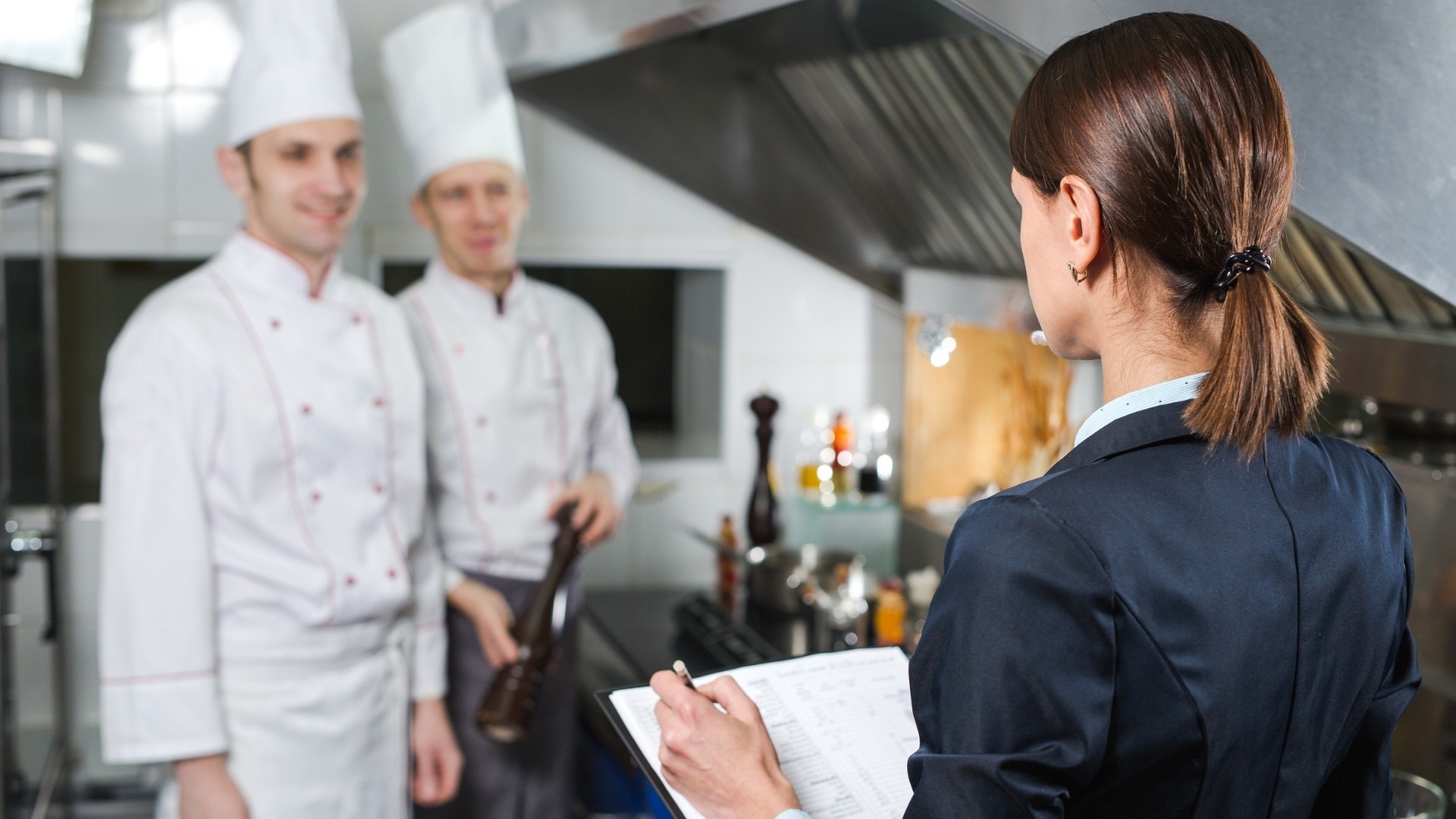 16 Best Strategies to Manage Your Restaurant's Reputation