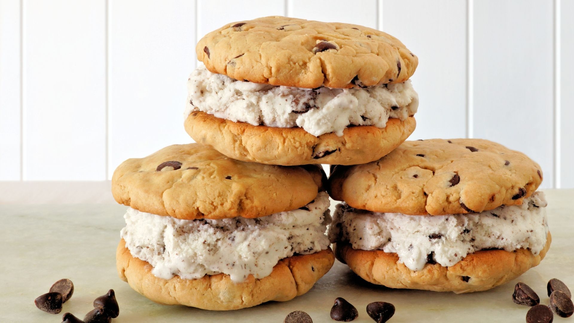 Breakfast Delights: Fluffy Pancakes and Rich Omelets