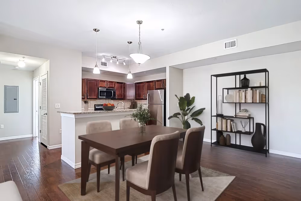 Dinning room with dinning table 