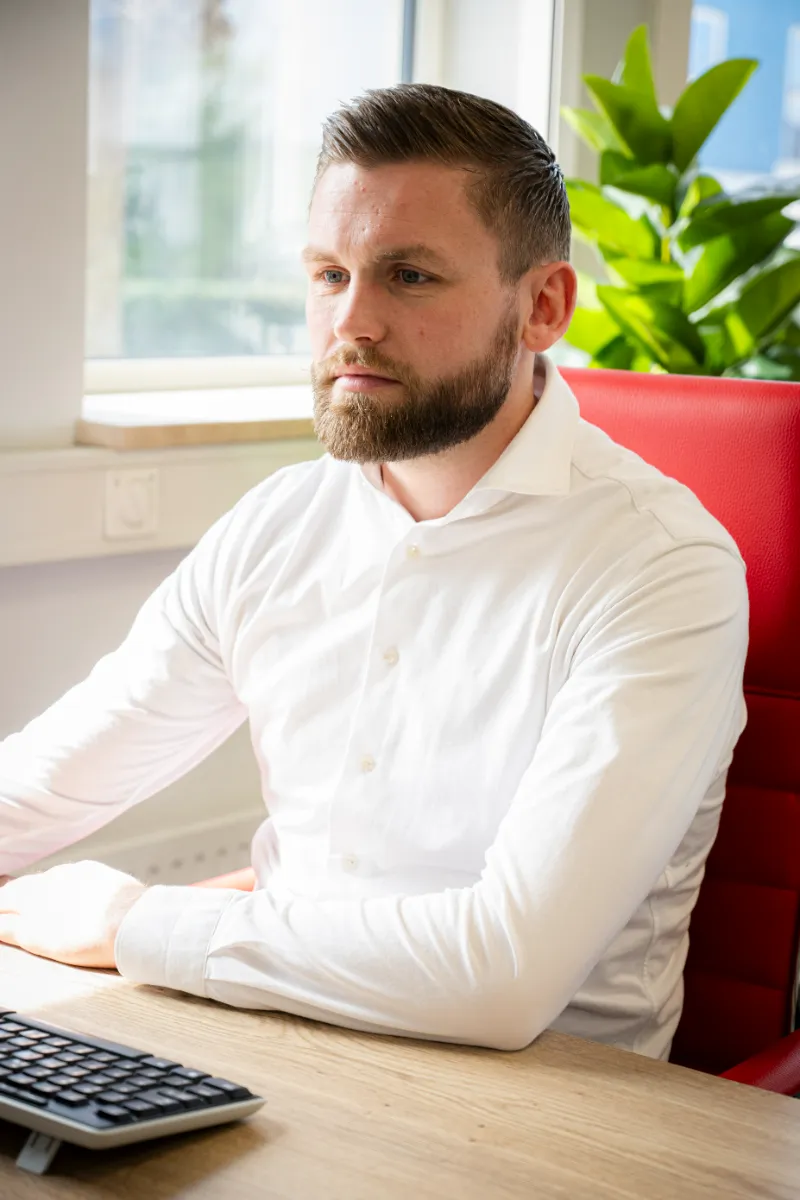 Pronto medewerker helpt bewoner