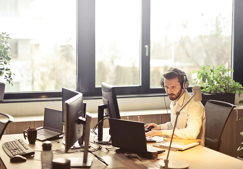 Medewerkers werken samen aan een digitaal werkproces.