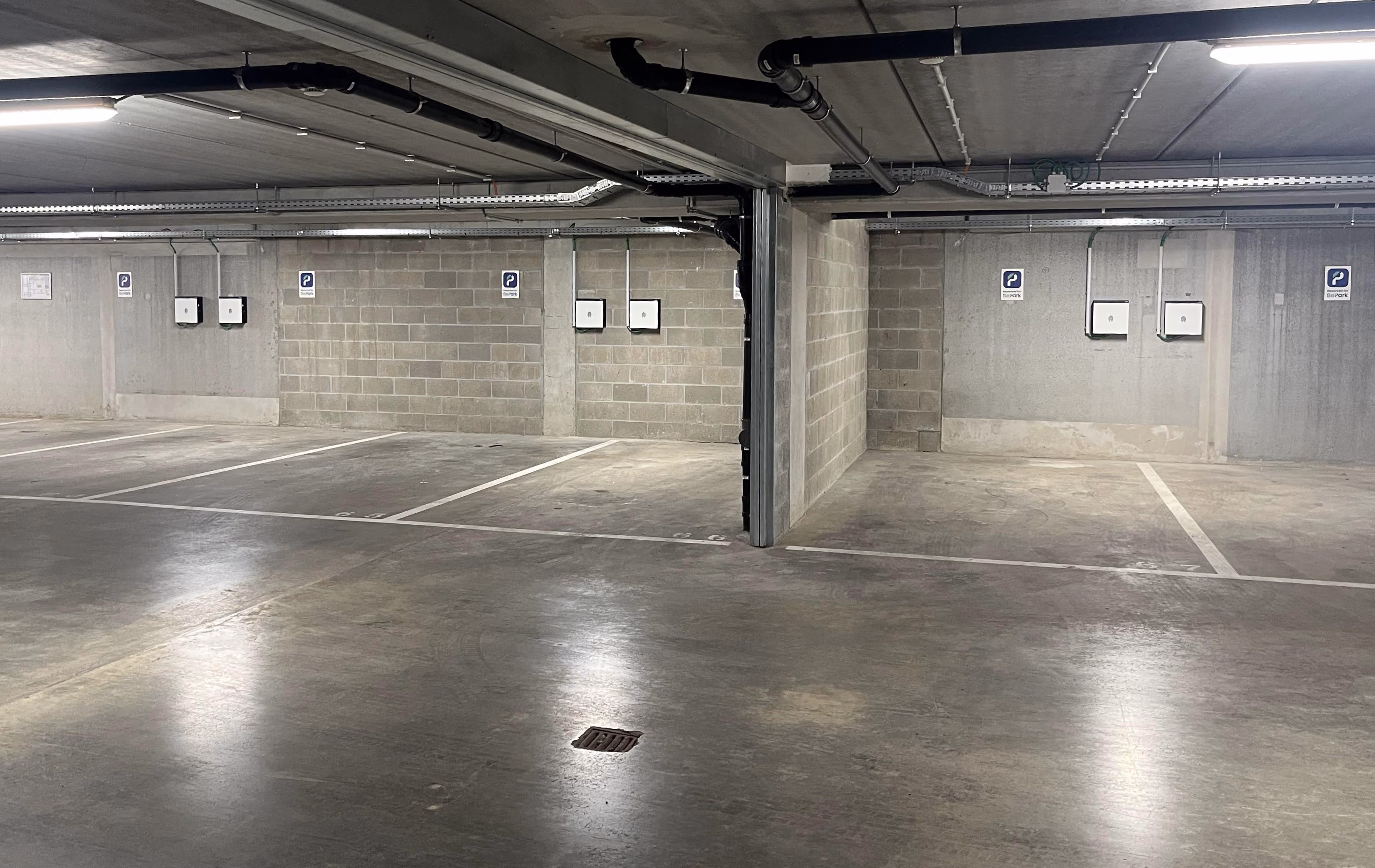 BEE-Charged installeerde collectieve laadpalen in de ondergrondse parking van residentie Mercator Garden in Brussel. Correcte verdeling per bewoner.