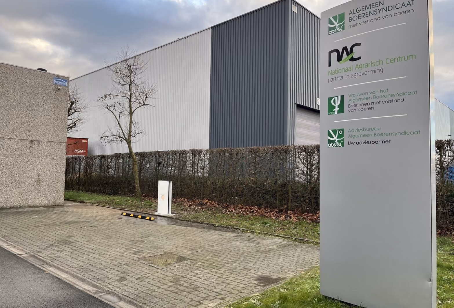 Voor NAC Roeselare mochten we een dubbele Smappee ev base plaatsen met bijhorende betonsokkel....
