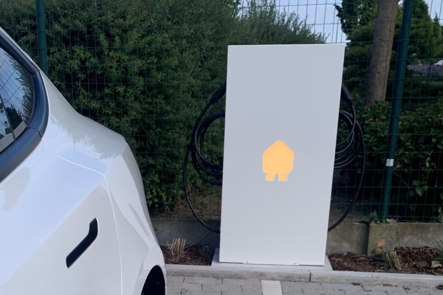 Dubbel laadpunt op de bedrijfsparking, aangestuurd met Smappee infinity energiemonitoring. 