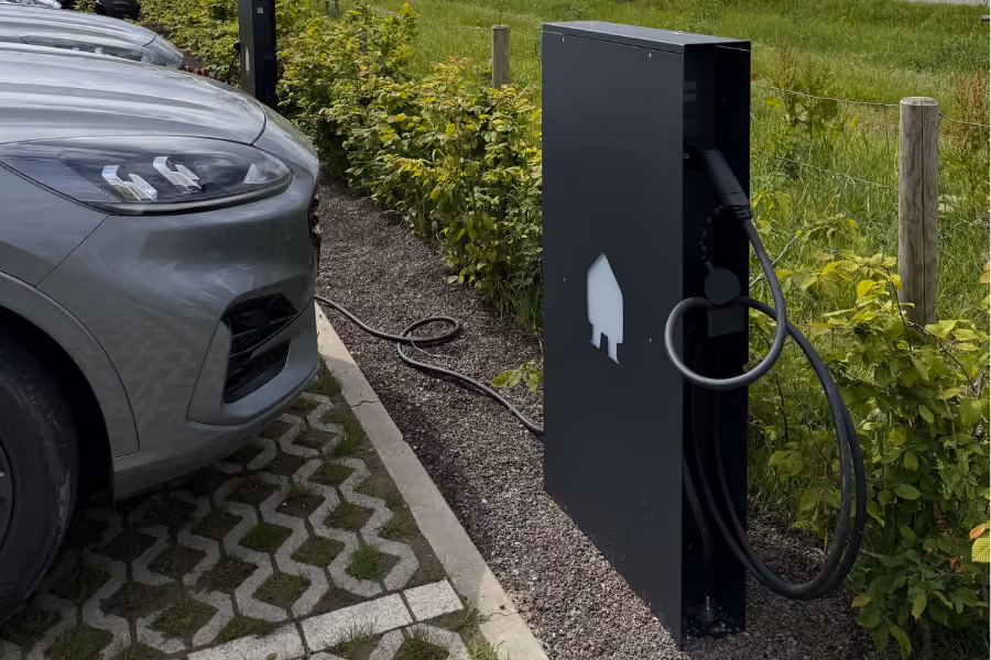 BEE-Charged installeerde twee dubbele Smappee EV Base laadpalen bij Van Daele. Future-proof opstelling met slimme aansturing door Smappee Infinity.