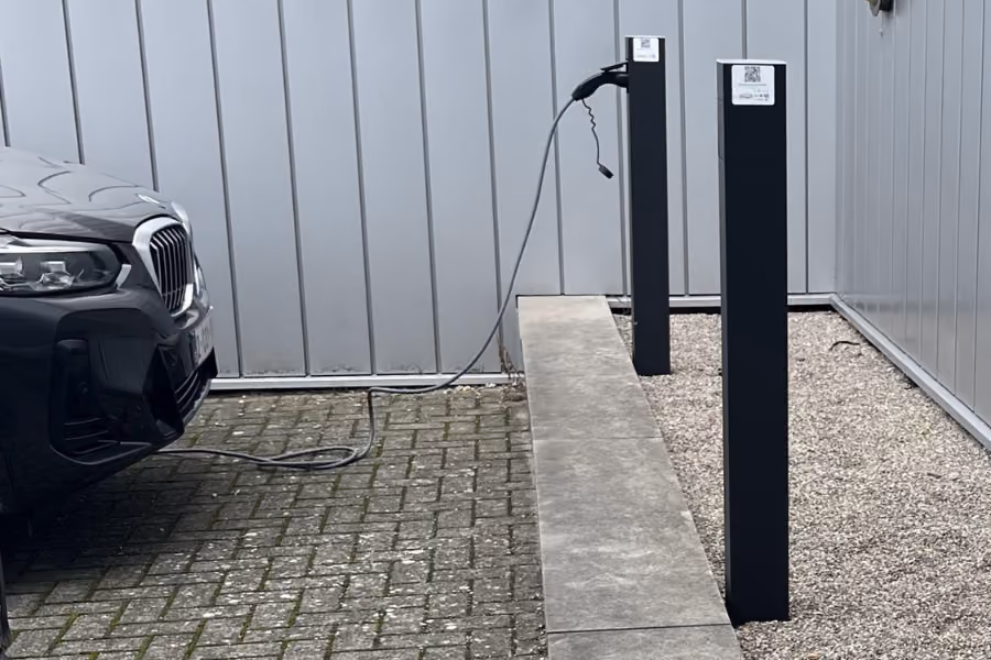 BEE-Charged installeerde 3 Smappee EV One laadpalen bij Tubeco in Waregem. Datagestuurde koppeling met de energiemonitoring voor zorgeloos laden.