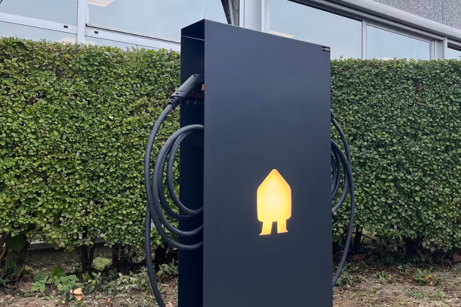 4 Smappee Ev Wall laadpalen en 1 Dubbele Ev base laadpaal.