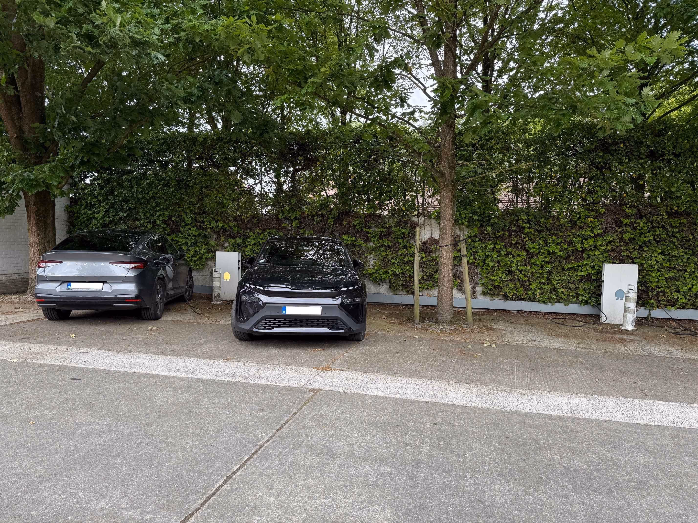 BEE-Charged plaatste Smappee EV Base laadpalen bij Deforche Construct in Izegem, plus thuislaadpalen voor medewerkers. Eén partner voor alles.