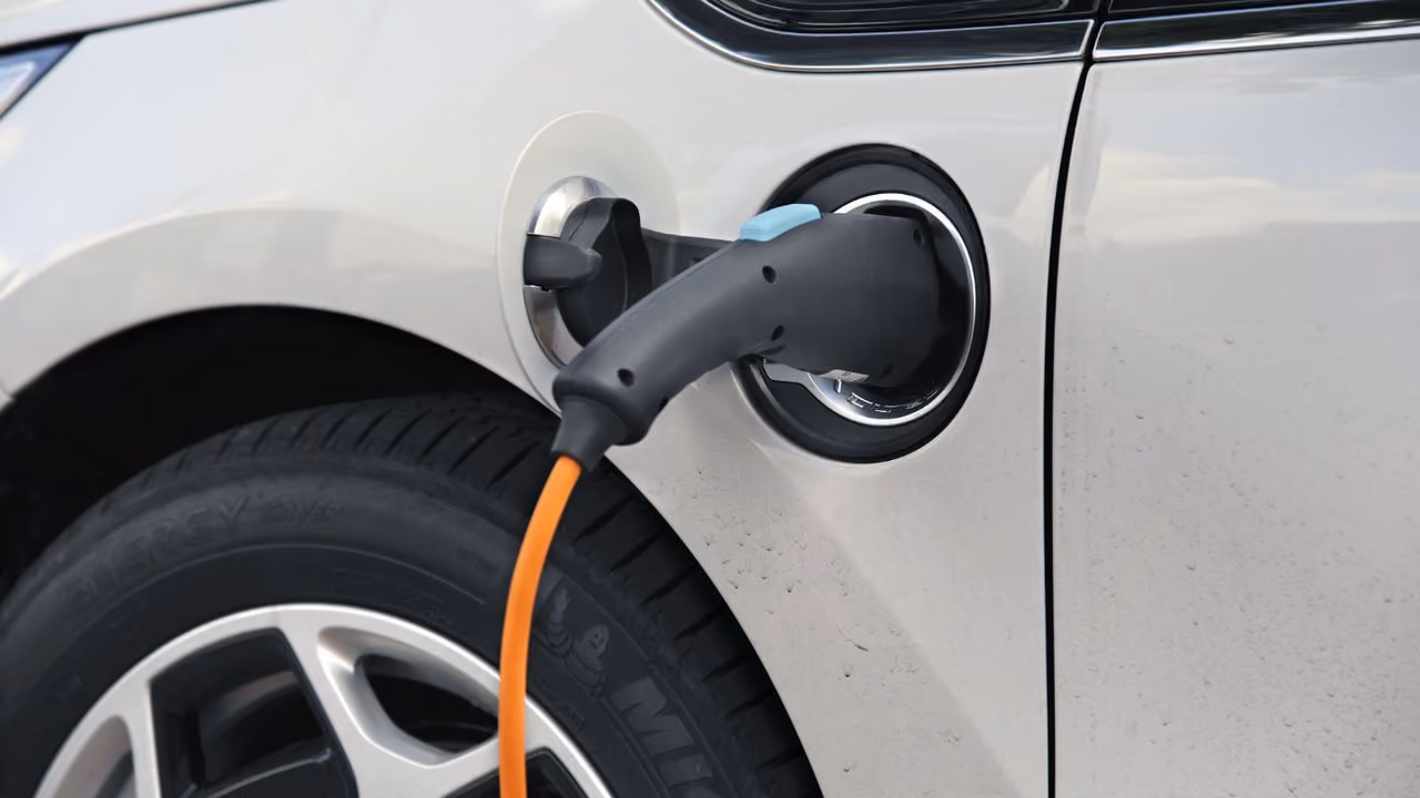 Europa hakt knoop over verbrandingsmotoren definitief door, vanaf 2035 verbod op verkoop van diesel- en benzineauto’s