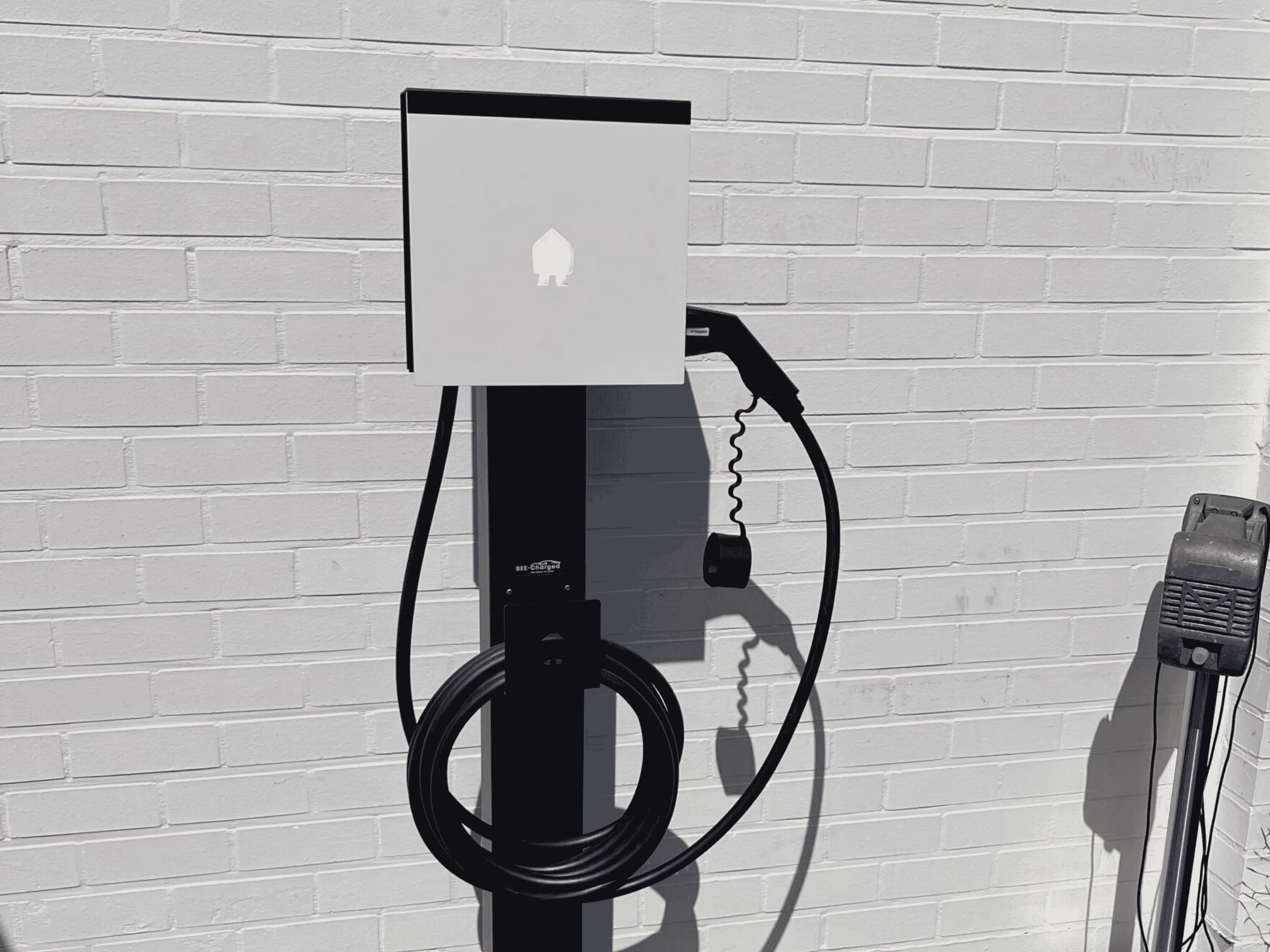 Smappee EV Wall Business op onze eigen ontworpen bevestigingspalen