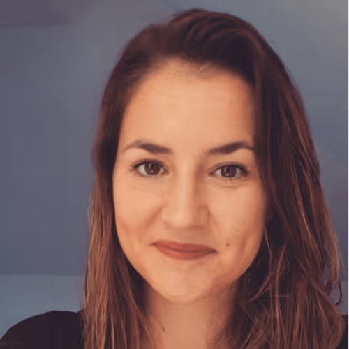 une femme qui sourit à la caméra