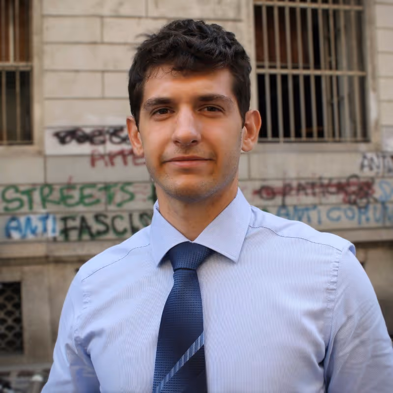 un homme en chemise bleue et cravate