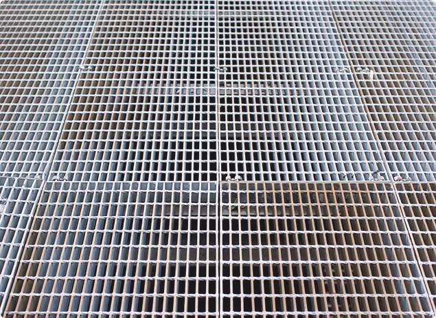 Metallgitterboden mit einem quadratischen Ausschnitt in der Mitte.