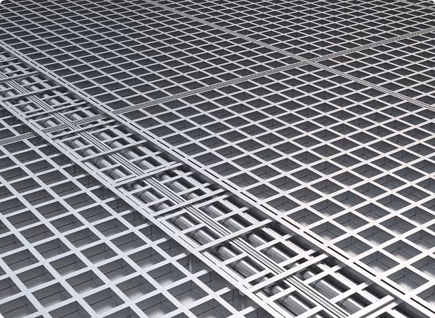 Nahaufnahme eines silbernen, quadratisch gemusterten Metallgitters mit einer diagonalen Schiene.