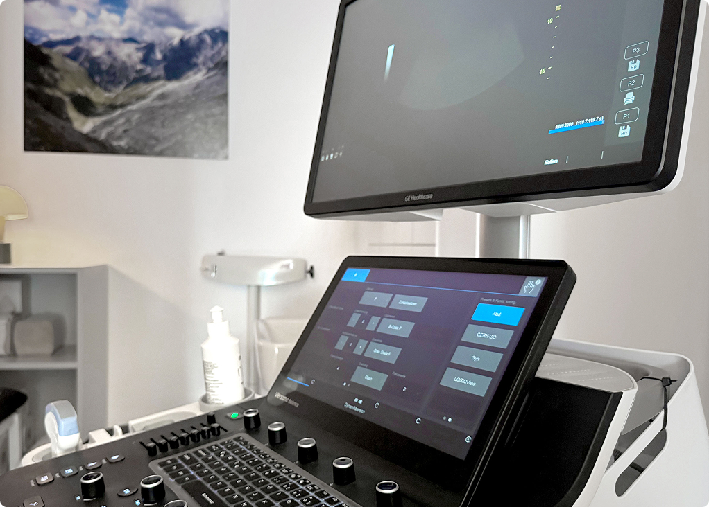 Ultraschallgerät mit Displays und Bedienfeld in einer modernen Arztpraxis.