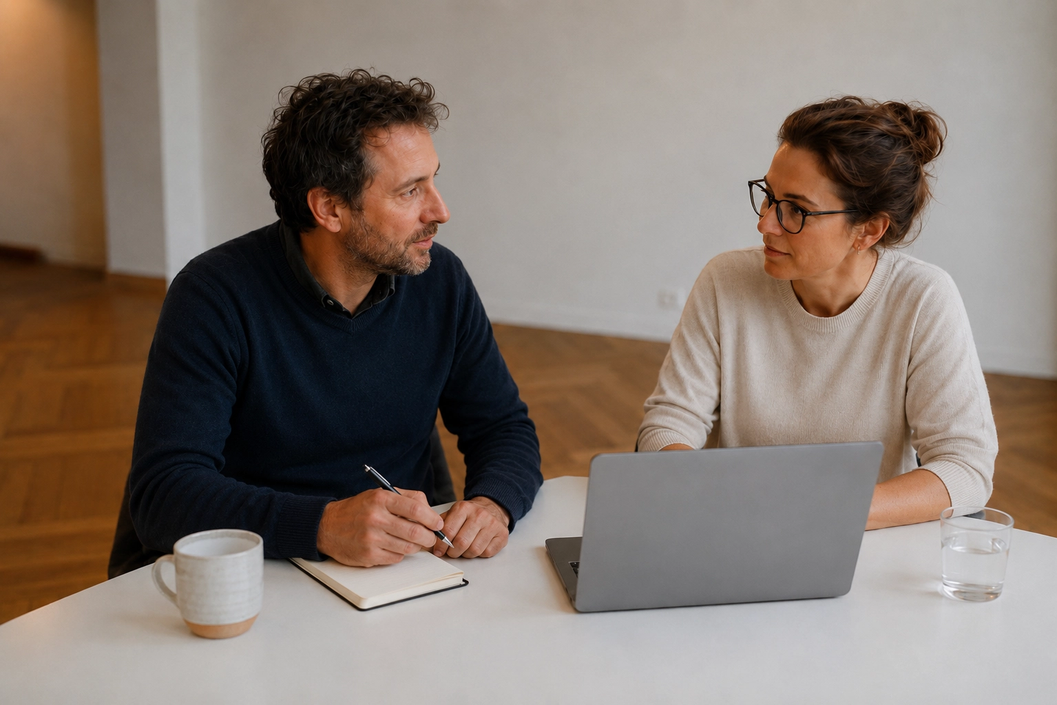 Mann und Frau an Tisch