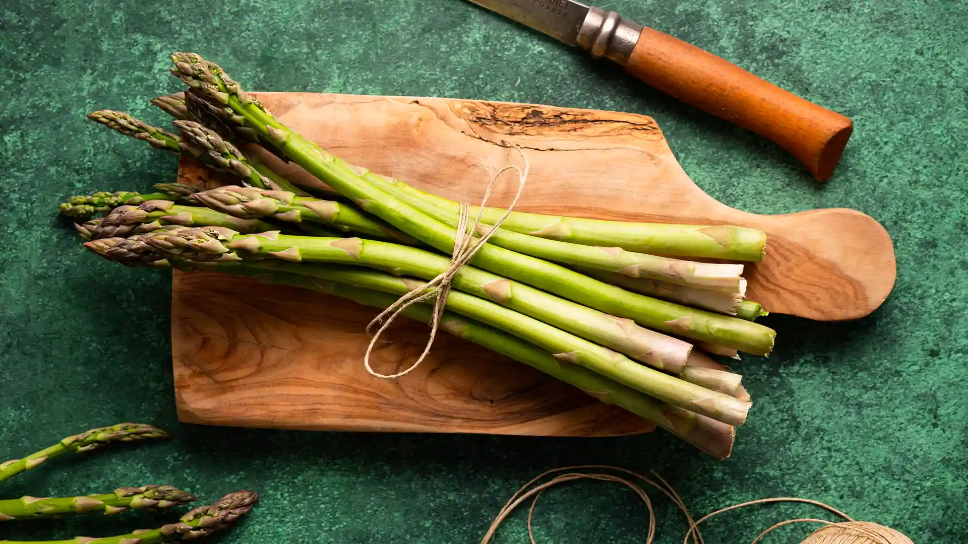 Asperges sur un plan de cuisine