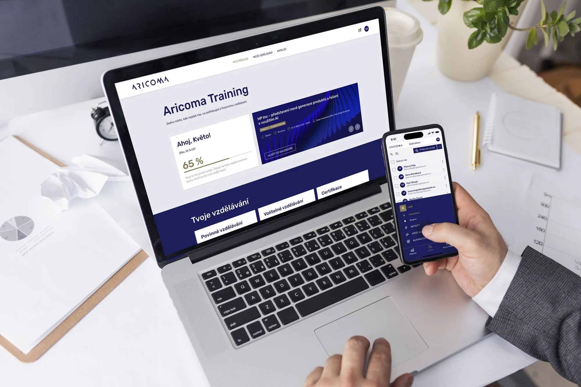 Vzdělávací portál Aricoma Training na notebooku a mobilu