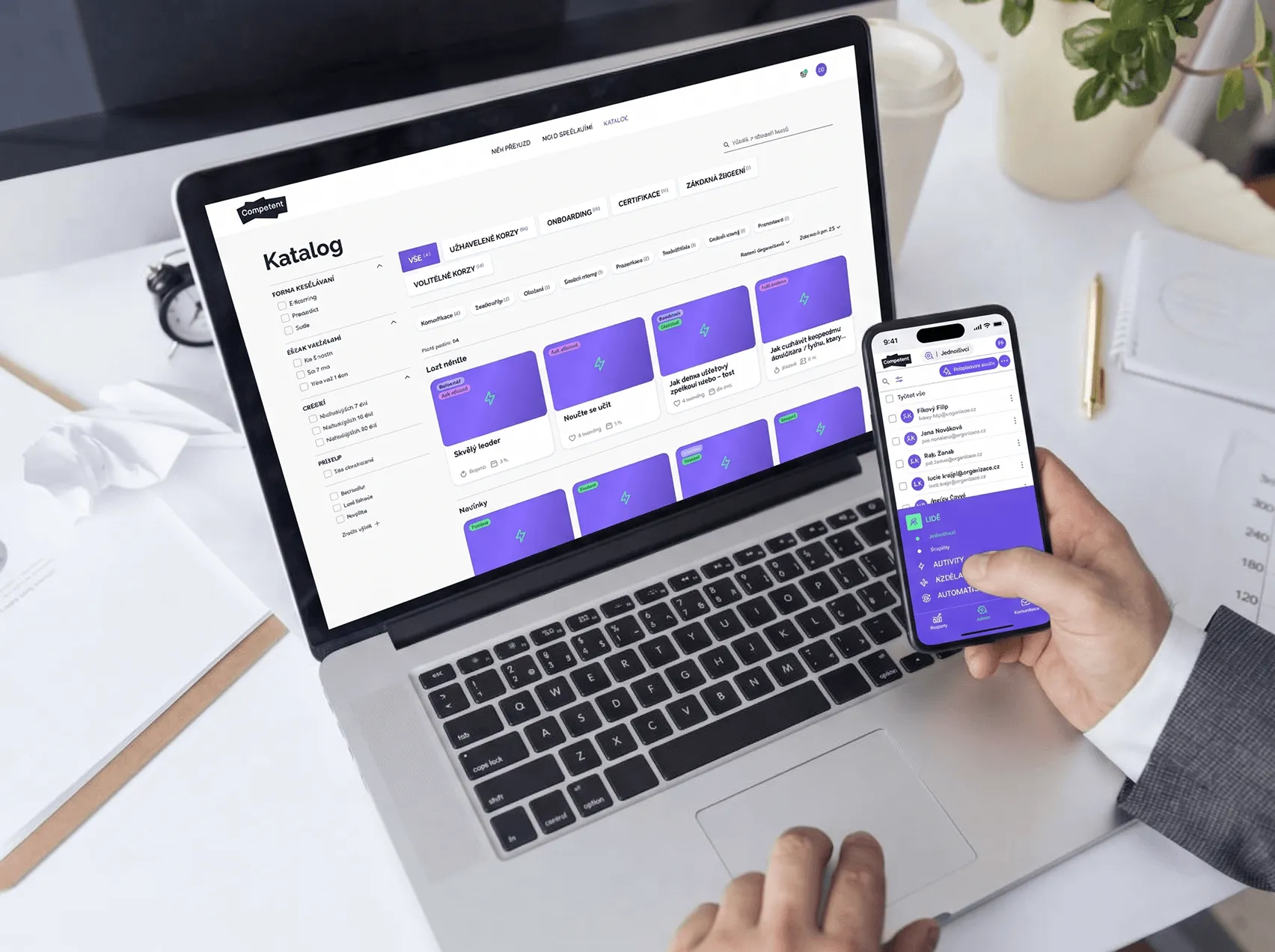 Katalog kurzů v LMS Competent na notebooku a mobilním telefonu