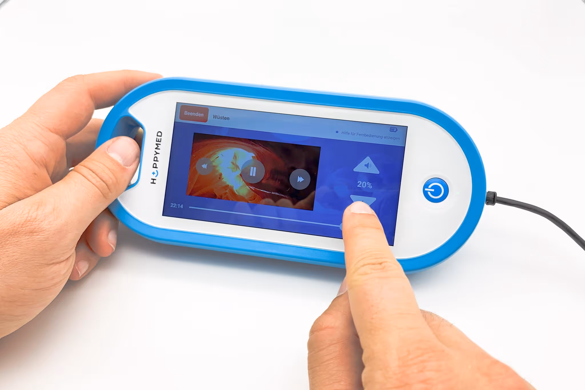 Mediencenter mit Touchscreen bedienen und gewünschten Film auswählen.