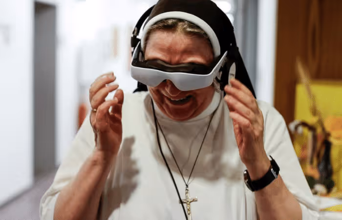 Schwester mit HappyMed Videobrille – entspannte Patientin vor medizinischem Eingriff