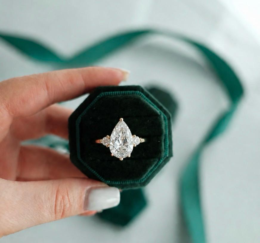 background image: [jewelry workshop]
