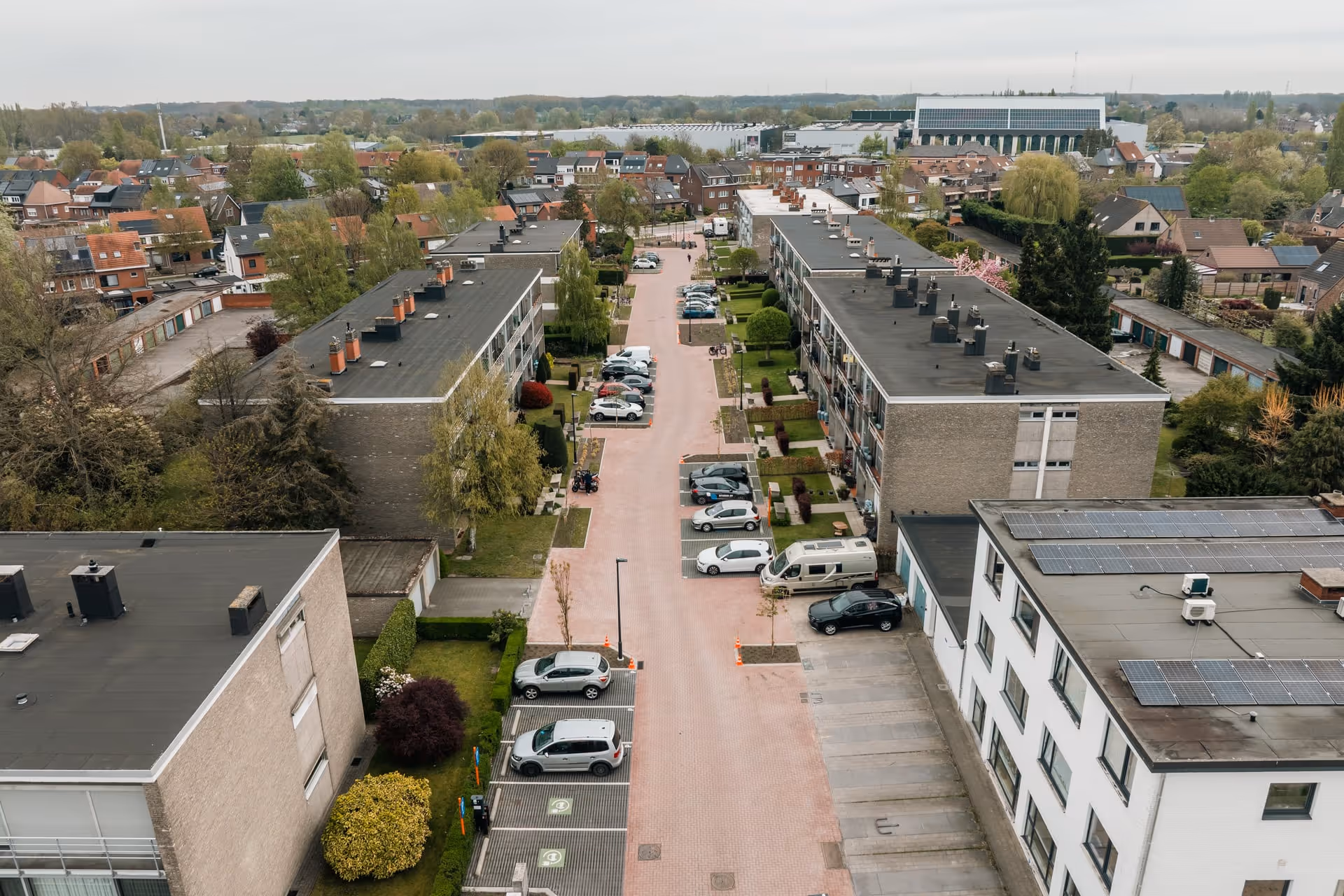 Luchtfoto nieuwe bestrating met rode klinkers in woonwijk.
