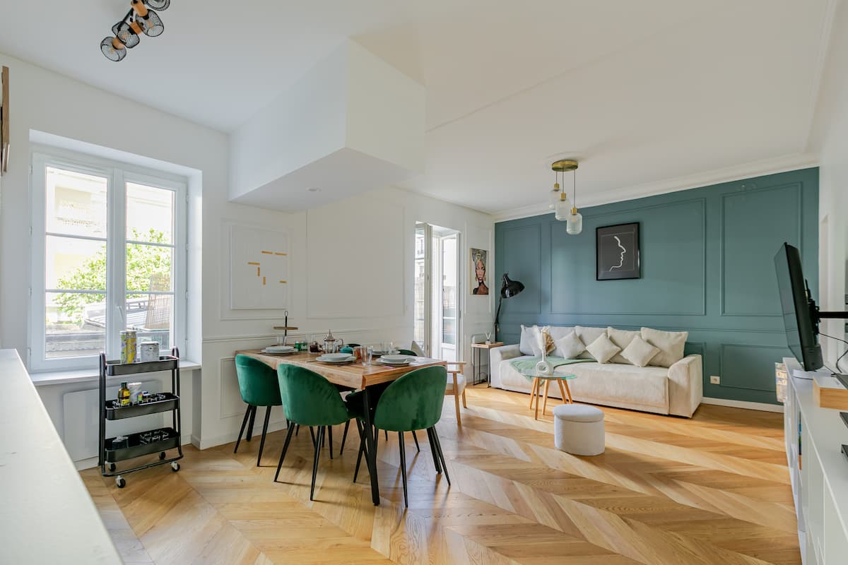 Séjour élégant avec parquet de l'appartement à Boulogne-Billancourt