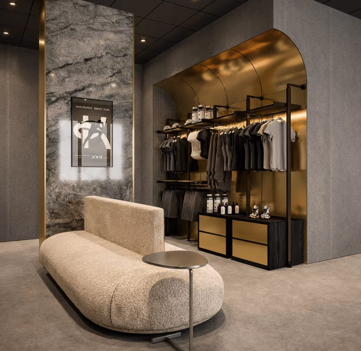 Nowoczesny salon z beżową kanapą i ciemnoszarymi ubraniami wiszącymi na złotych półkach.