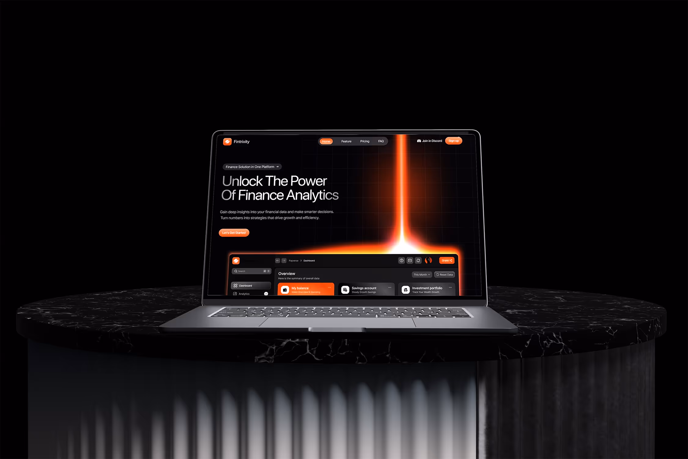 Laptop pe masa din marmura neagra afisand dashboard de analytics