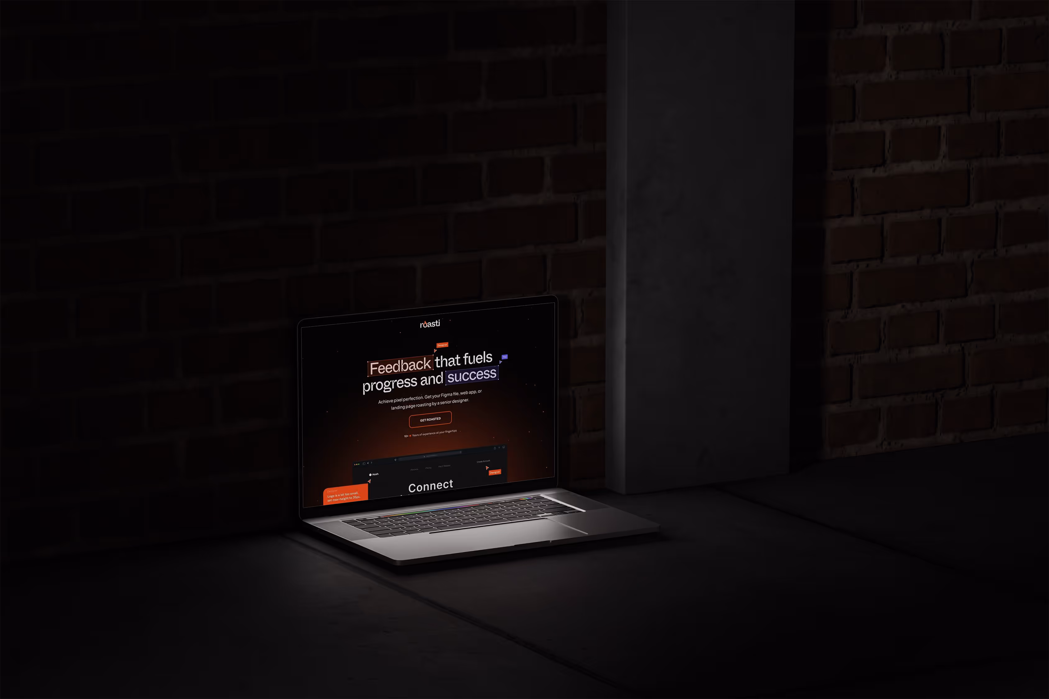 Laptop pe podea inchisa afisand website modern minimalist