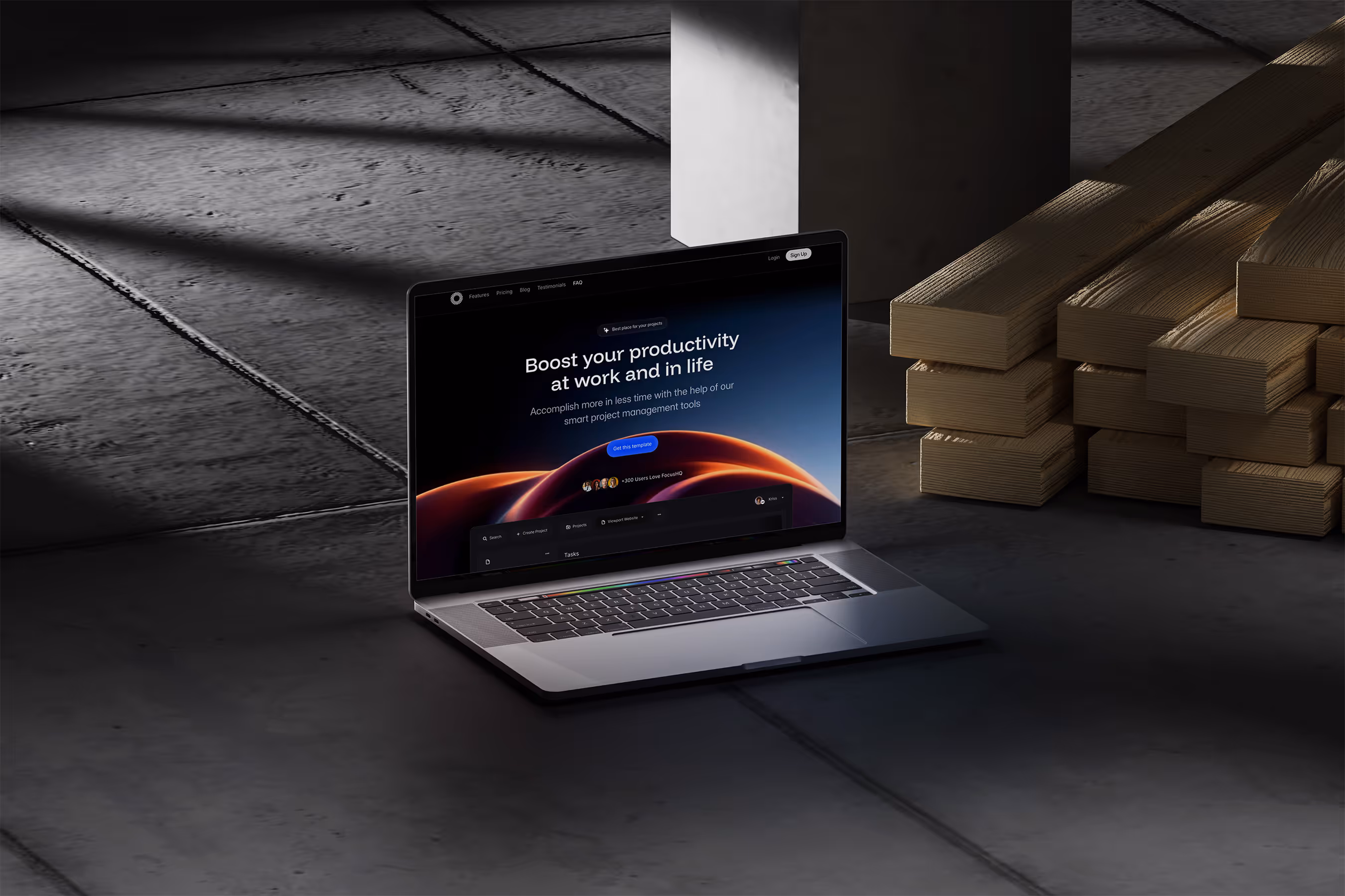 Laptop deschis pe podea cu placi inchise la culoare, afisand o interfata de project management