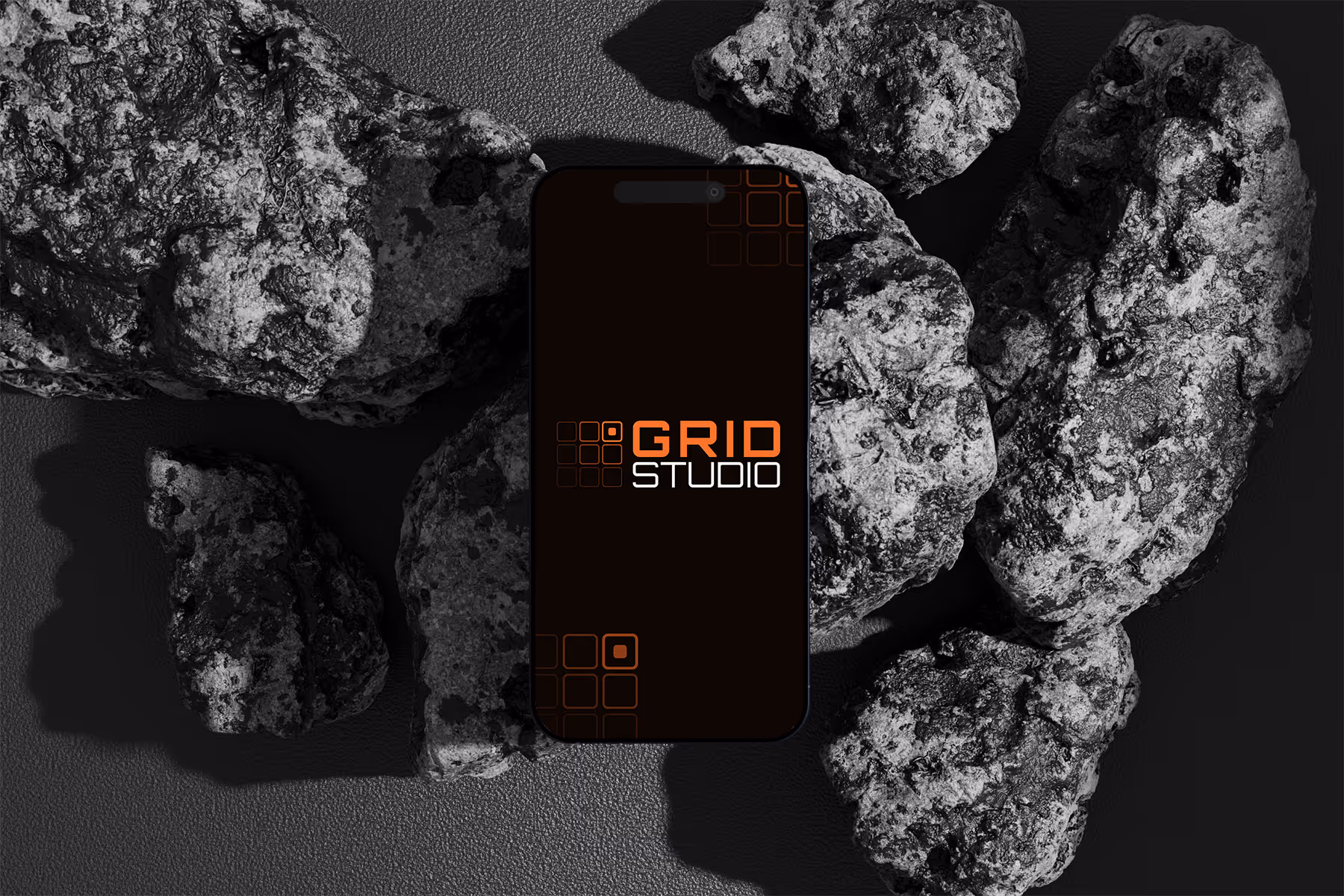 Mockup logo Grid Studio pe suprafata texturata inchisa
