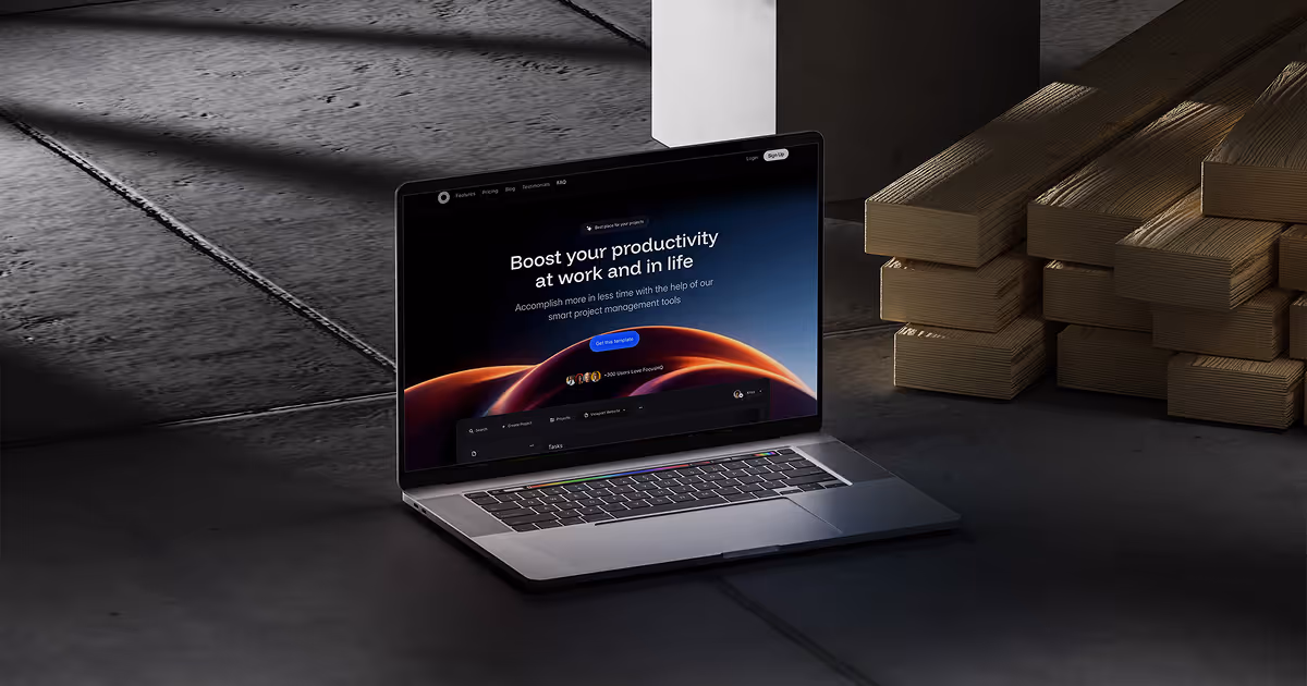 Laptop pe fundal inchis care afiseaza un design de website premium