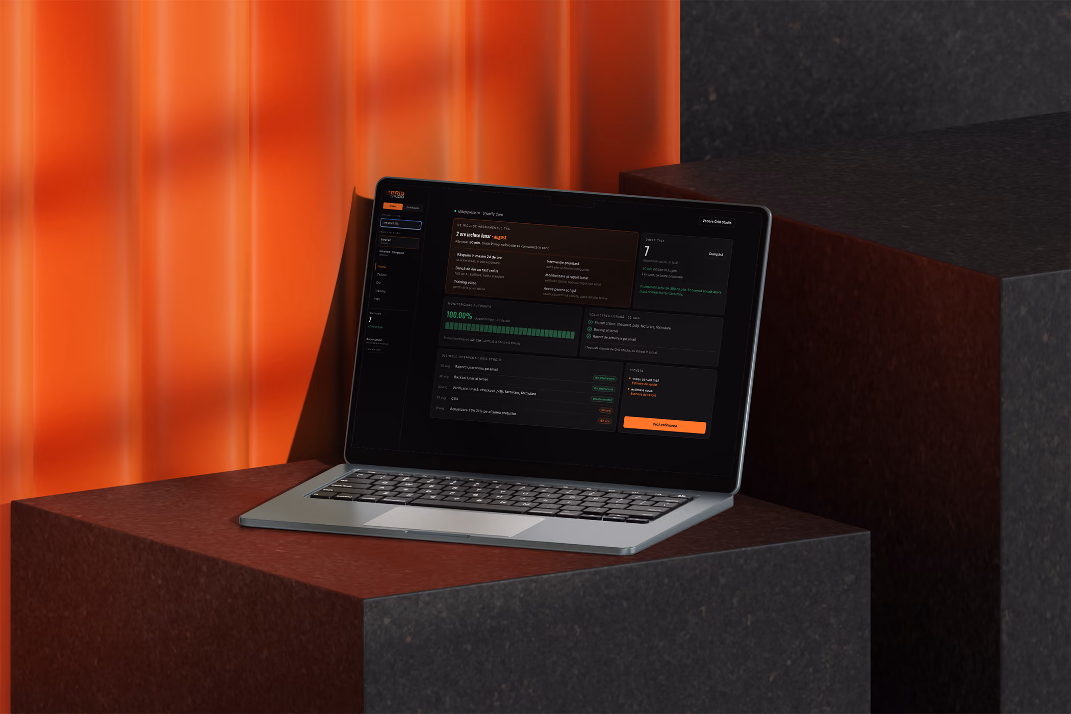 Laptop deschis pe o suprafata inchisa cu dungi, afisand un dashboard KPI