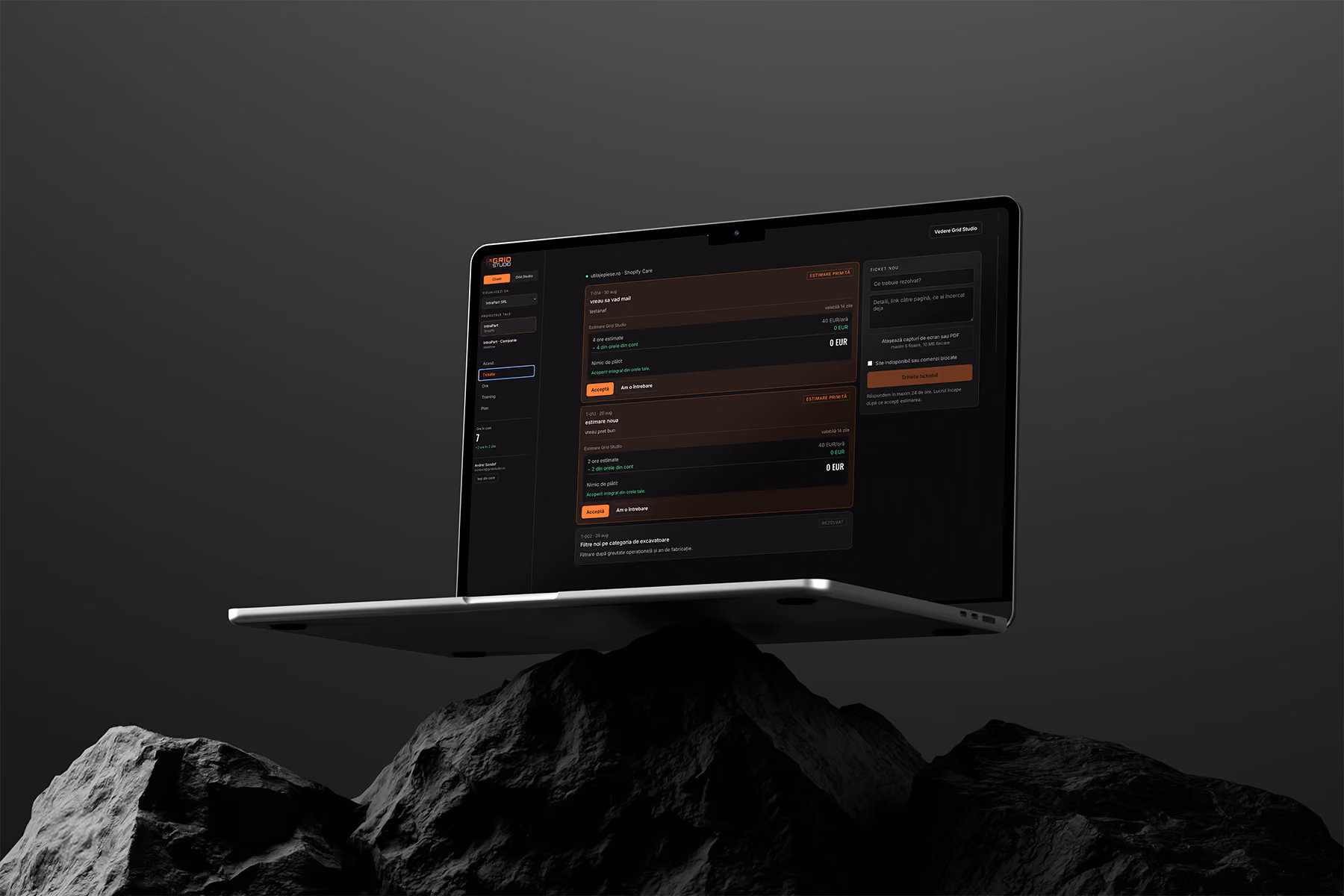 Laptop pe o podea inchisa, langa un perete de caramida, afisand o pagina web