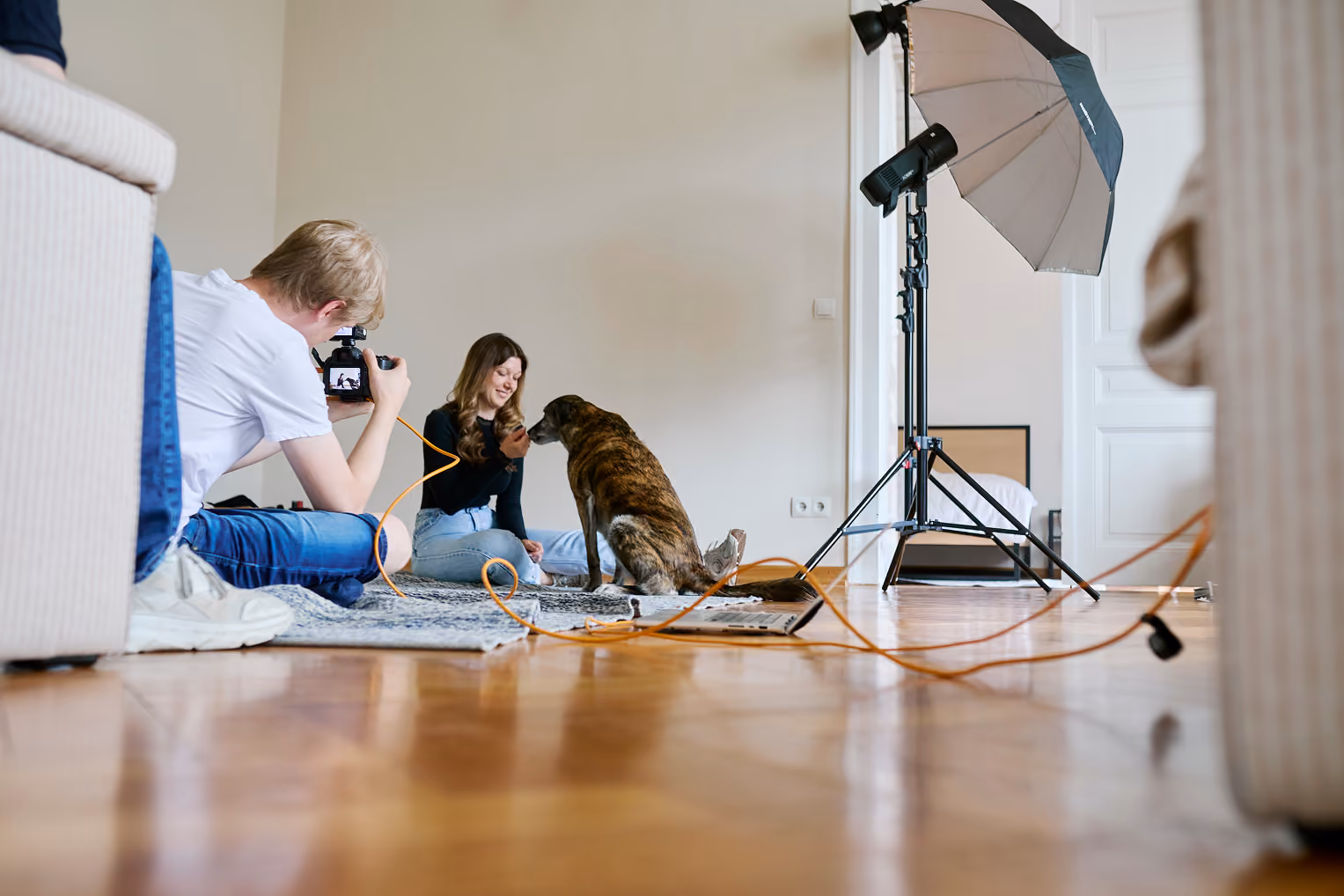 Hinter den Kulissen: Kameramann filmt Hundetrainerin Anna beim Training mit ihrer Hündin Zola